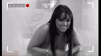 Gostosa dançando pelada