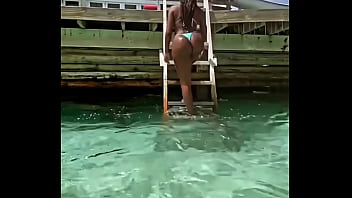 Iza gostosa na piscina